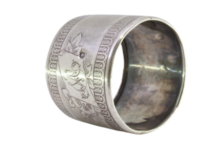 Argola de guardanapo em prata com frisos e motivos florais gravados envolvendo cartela para monograma.